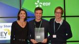 Gilles Moreau (au centre) et Raphaël Meyer (à droite) reçoivent le Grand Prix du Jury des mains de Karine Dognin-Sauze, vice-présidente de la Métropole de Lyon en charge de l’Innovation - Métropole Intelligente - Développement numérique.