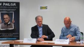 Alain Eschalier, président d'Analgesia et Vincent Segui, directeur des relations sociales chez Ikea France ont signé une convention de mécénat. 