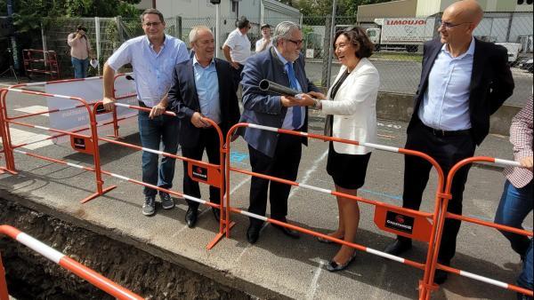 Olivier Bianchi, maire de Clermont et Laurence Poirier-Dietz, directrice générale de GRDF tiennent en main la la toute première canalisation de gaz biosourcée au monde